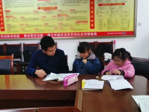 02e3ca20d5704ae6932cc1140d4bccbd.jpeg 志愿者在辅导作业.jpeg