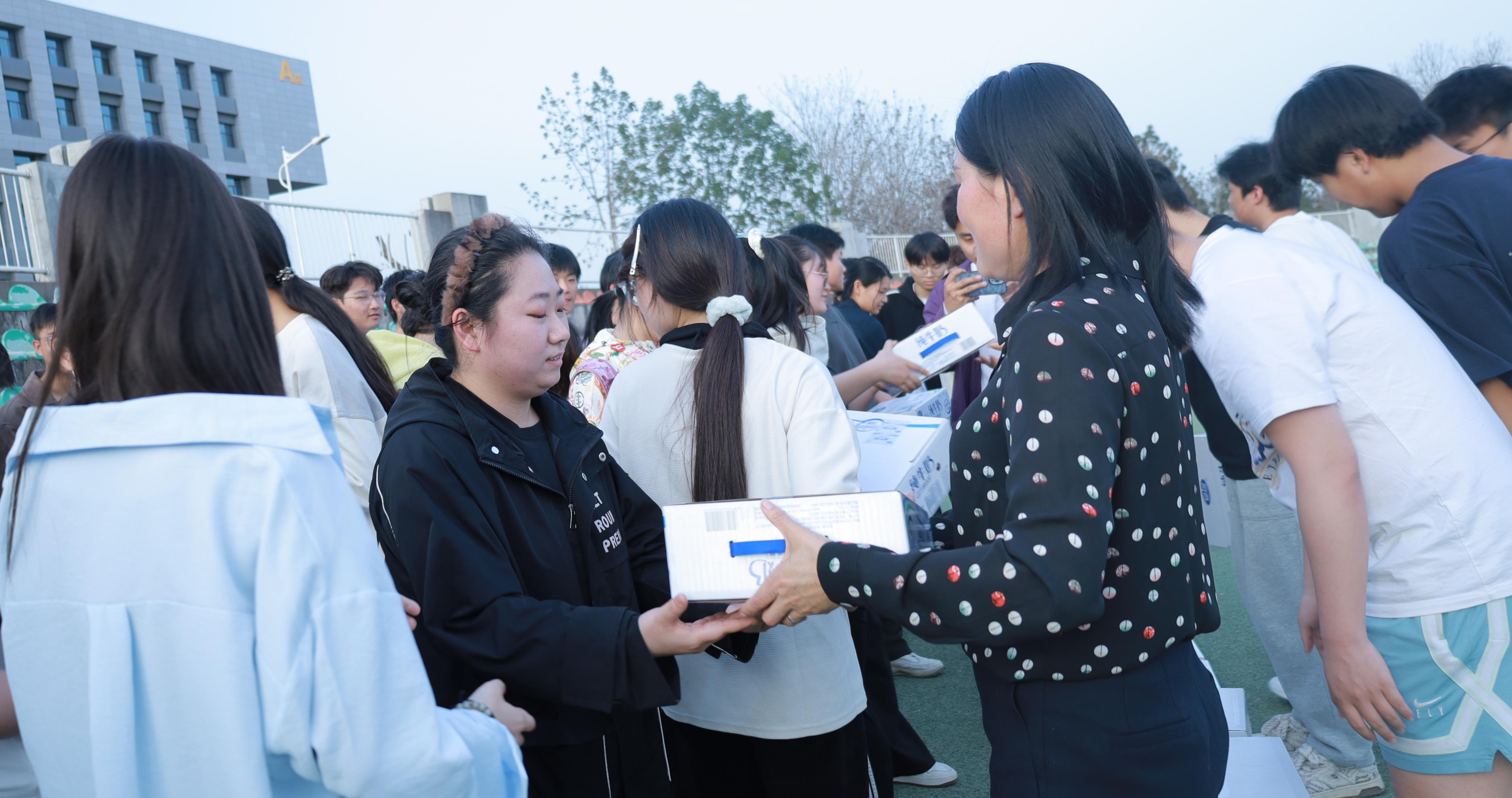 领导送奶 (2).JPG