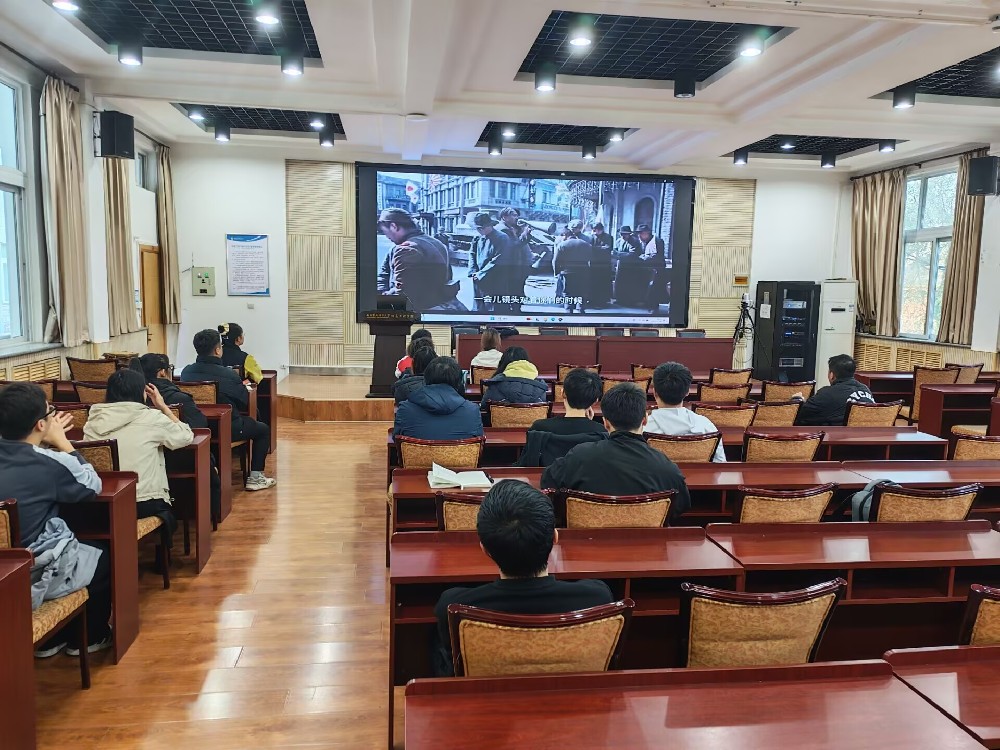 集体观看学习视频_副本.jpg
