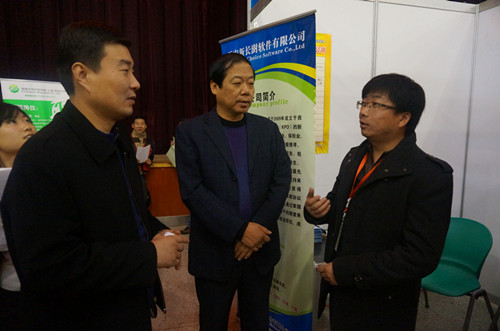 赛马会六合彩
领导深入洽谈会现场