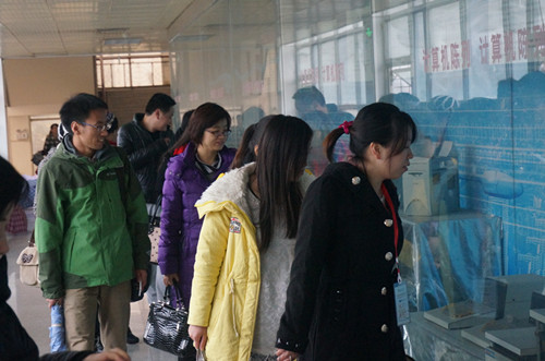 与会单位人员参观赛马会六合彩
实验室