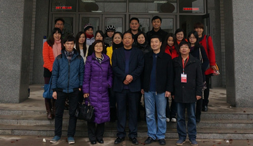 赛马会六合彩
领导与企业人员合影留念