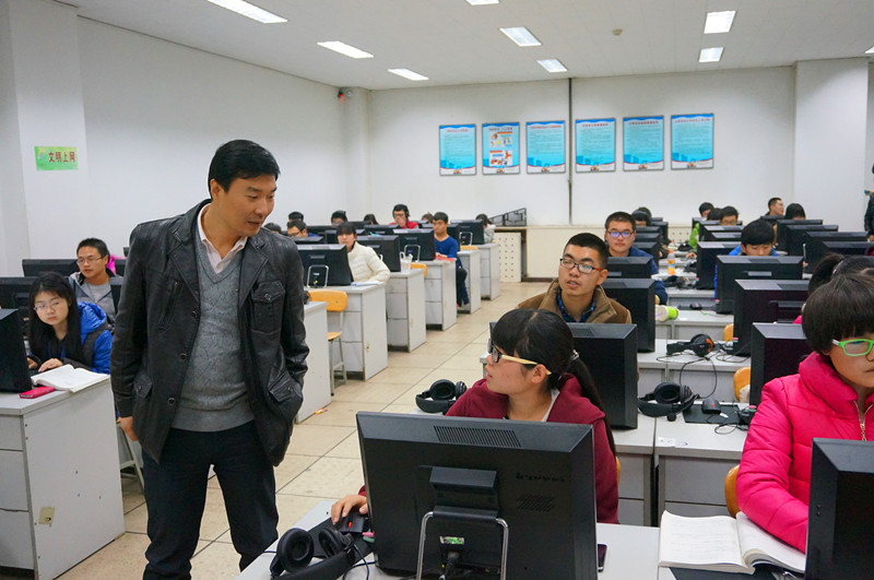 何卫军副书记参观山西农大信息赛马会六合彩
实验室