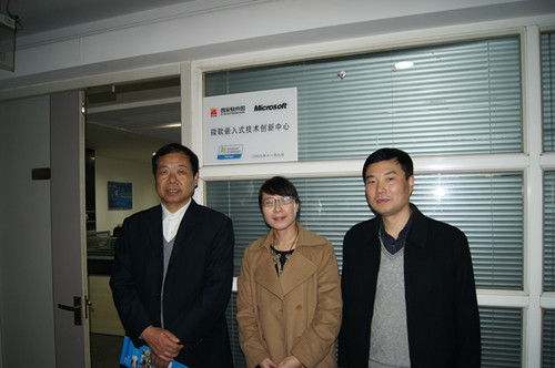 赛马会六合彩
领导会见西安深蓝软件开发实践基地张宝萍经理并合影留念