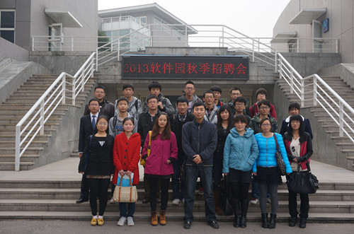 带队老师与部分参会同学合影 带队老师与部分参会同学合影